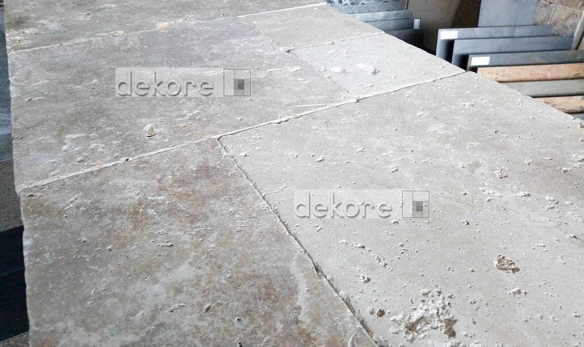 kamien na podłoge beżowy trawertyn nowoczesny układanka rzymska realizacja